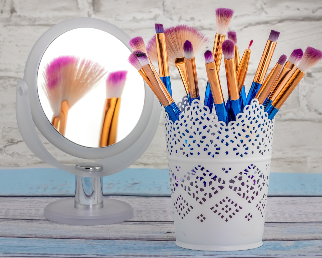 Кисточки для макияжа на столе с зеркалом