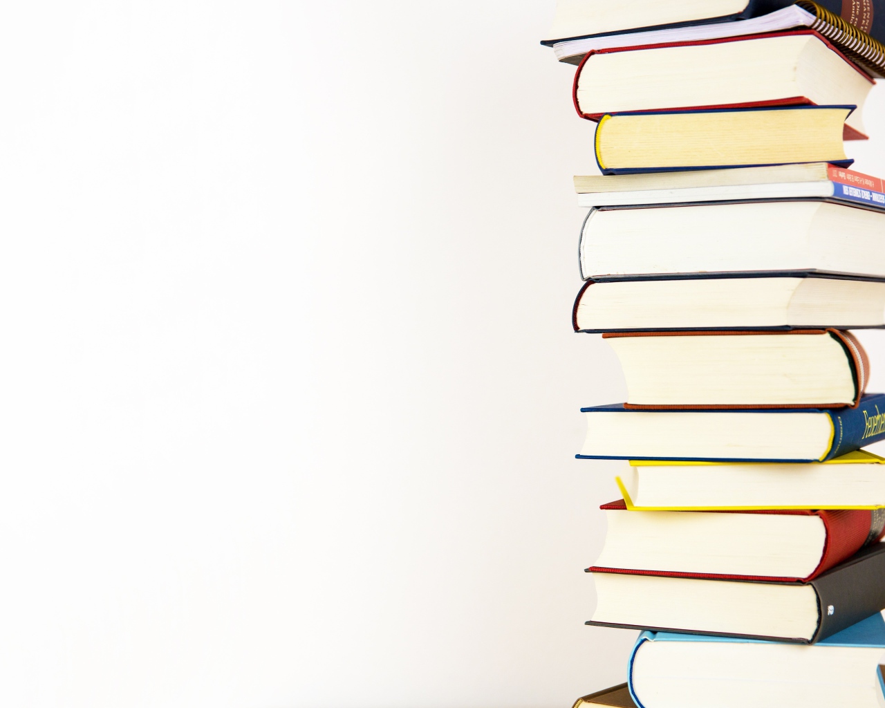 Много разных книг на белом фоне