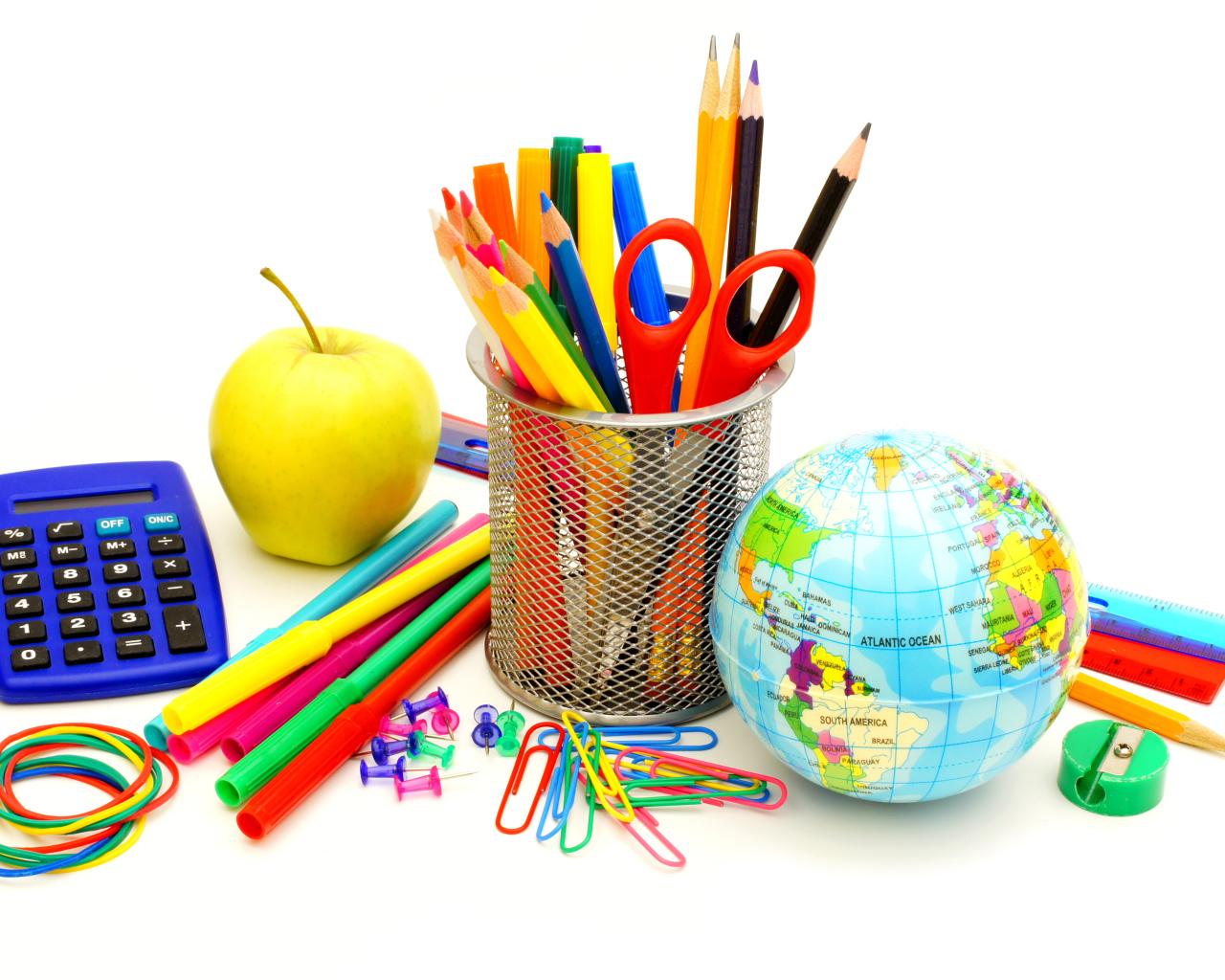 Много различных канцелярских предметов на белом фоне