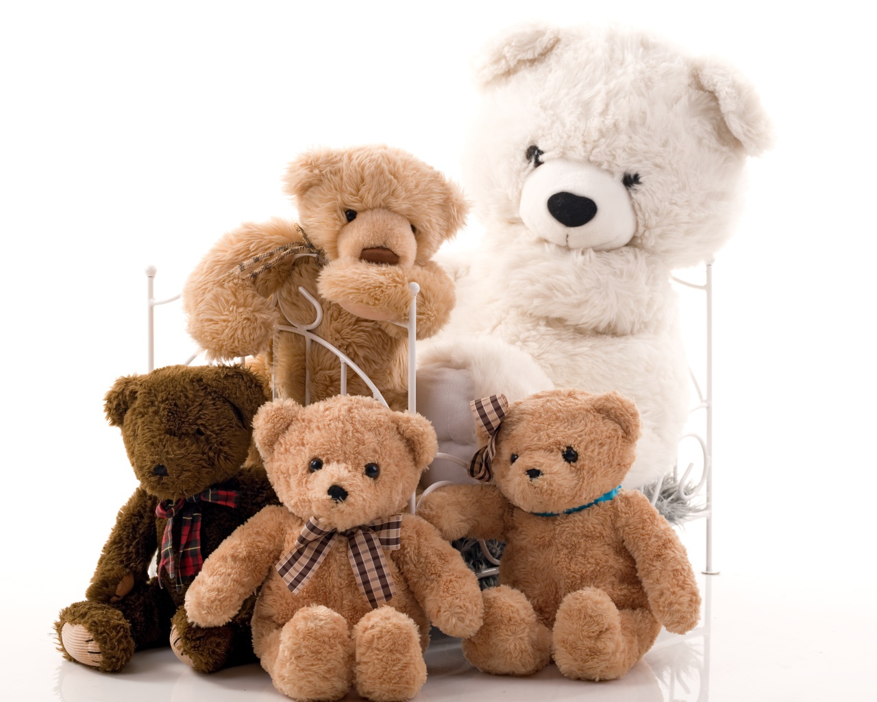 Много игрушечных медведей на детской кровати