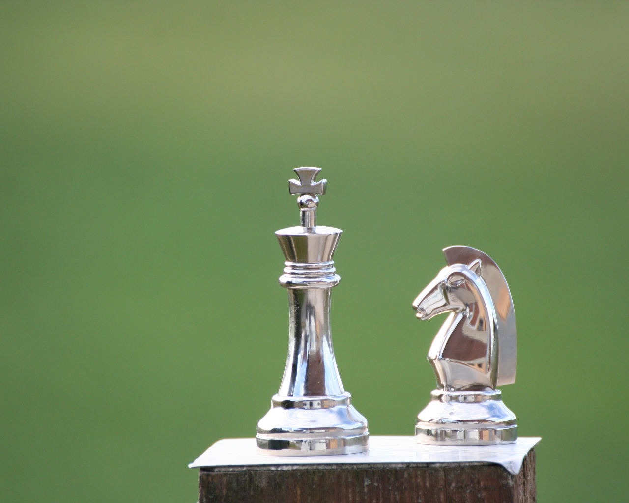 Металлические шахматные фигуры крупным планом