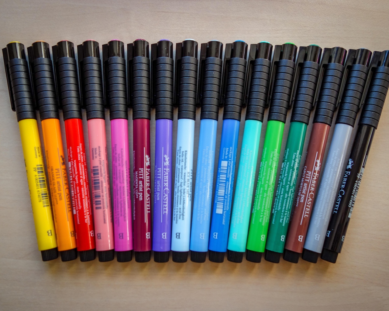 Разноцветные фломастеры с черными колпачками