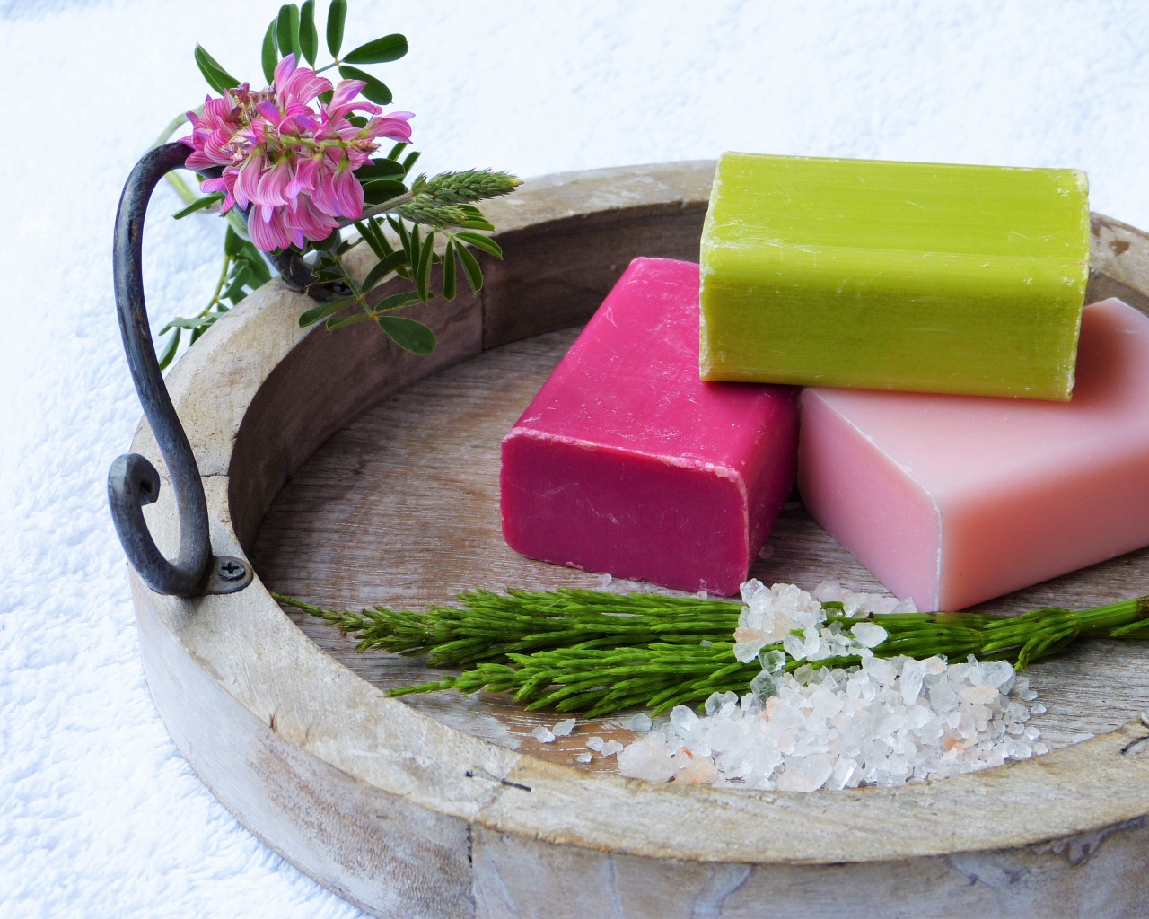 Разноцветное мыло  с морской солью и цветами