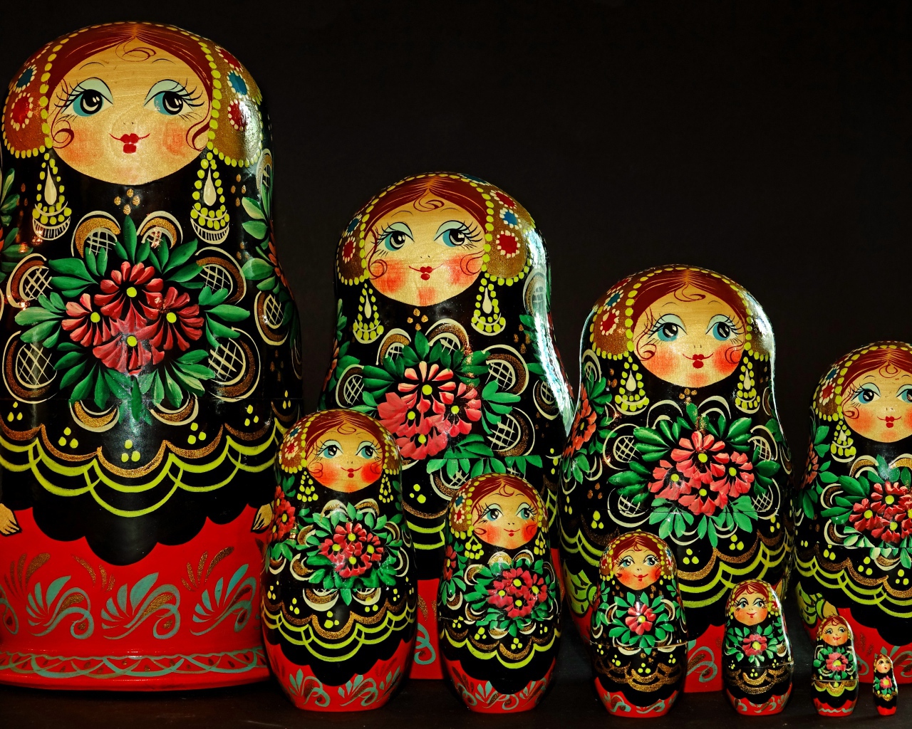 Фигурки матрешки с народным орнаментом