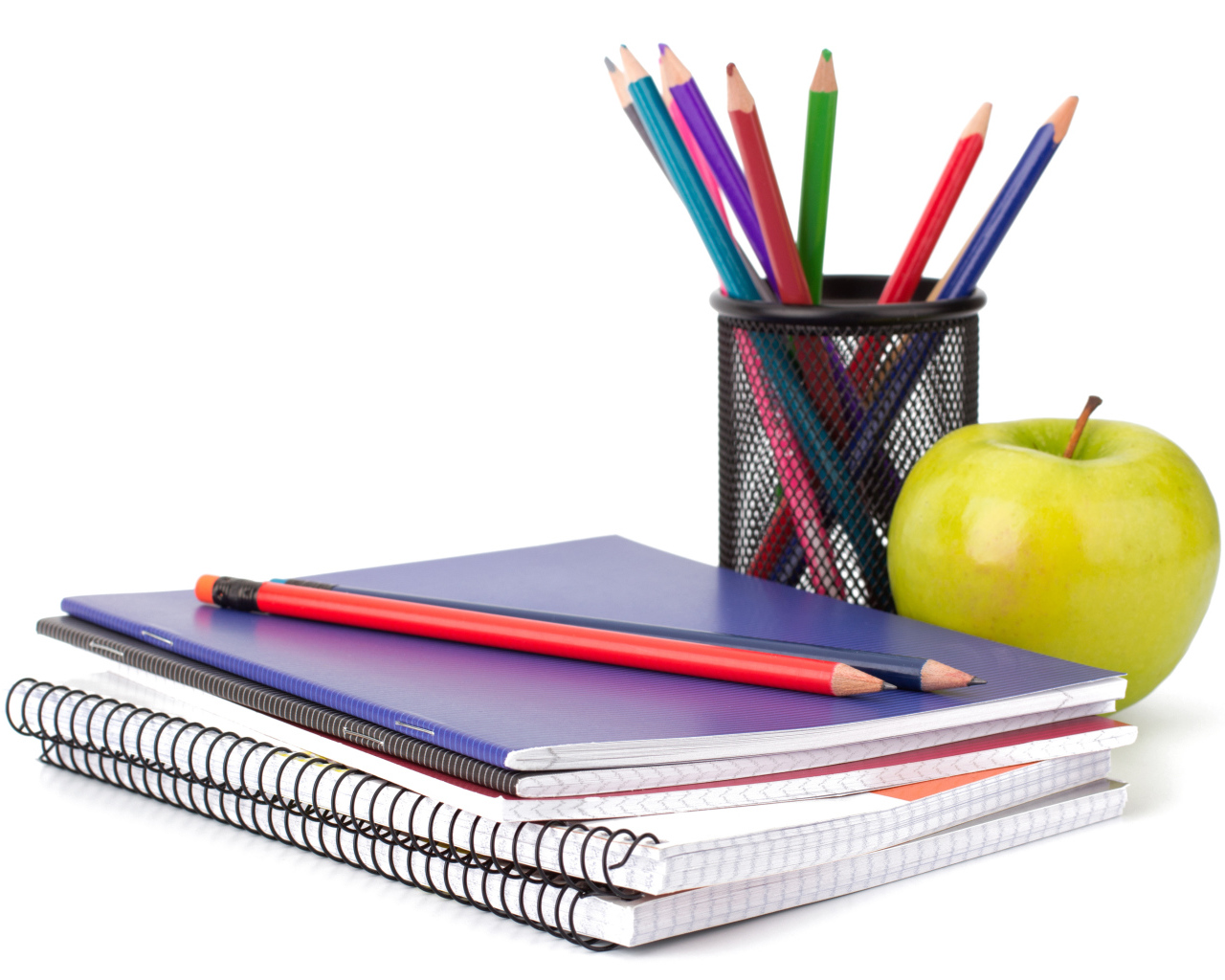 Тетради, яблоко и карандаши на белом фоне 