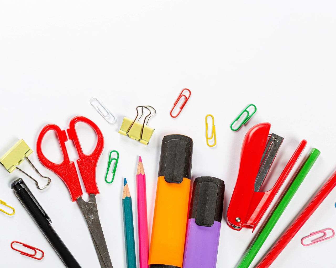 Канцелярские предметы на белом фоне крупным планом 