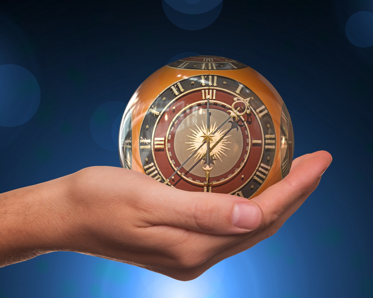 Старые стеклянные часы на ладони