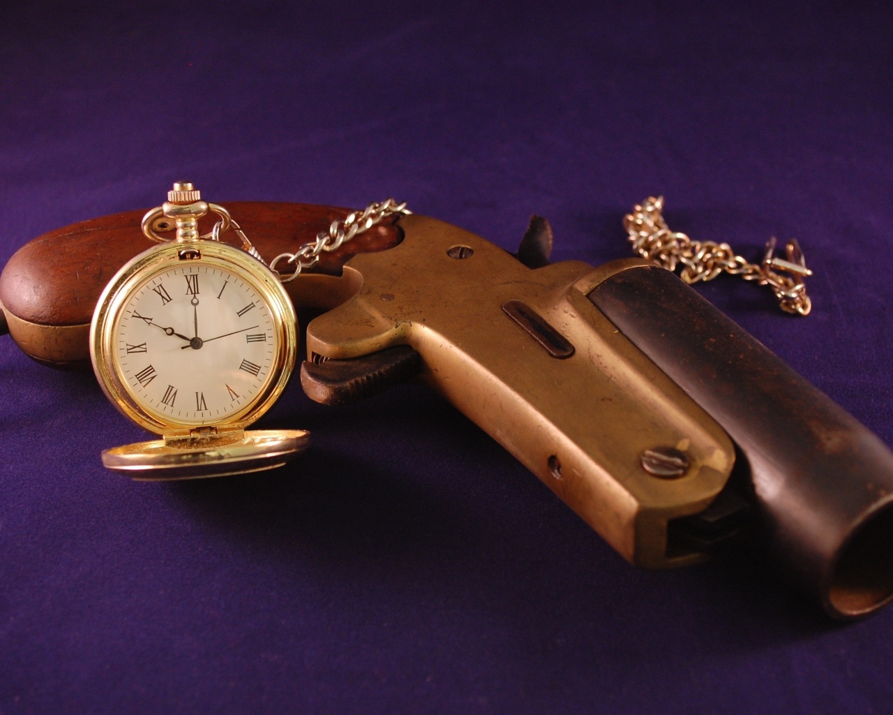 Старый пистолет с песочными часами на фиолетовом фоне