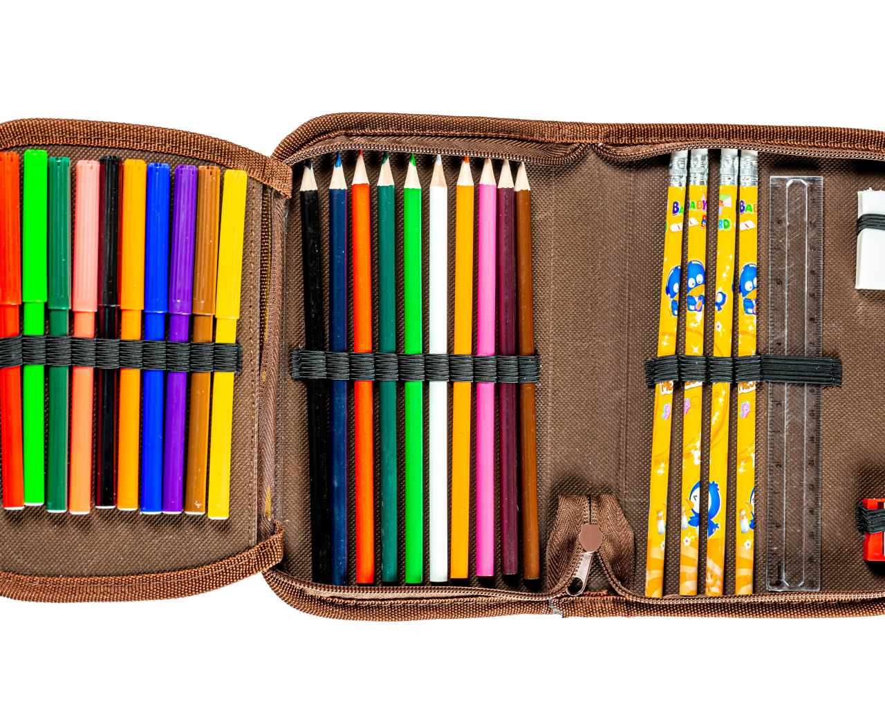 Пенал с разноцветными карандашами на белом фоне 