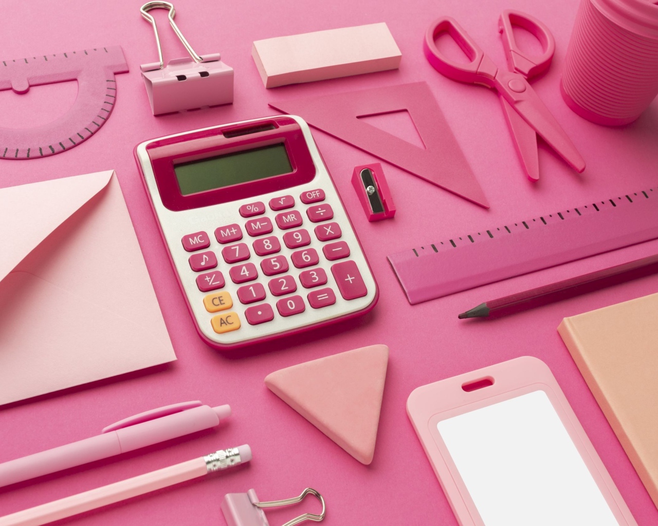 Розовые канцелярские предметы для девочки 