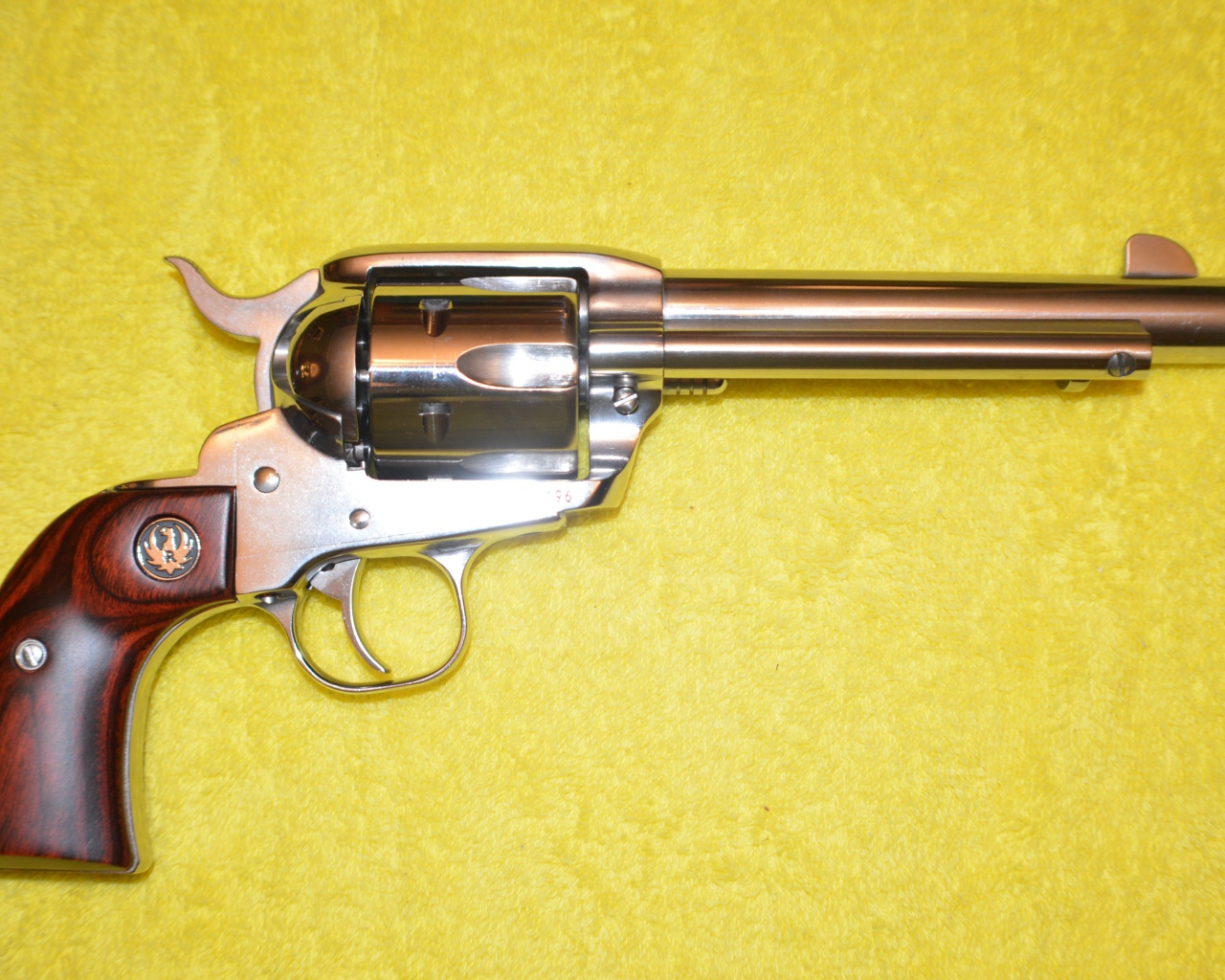 Револьвер 45 Colt на желтом фоне