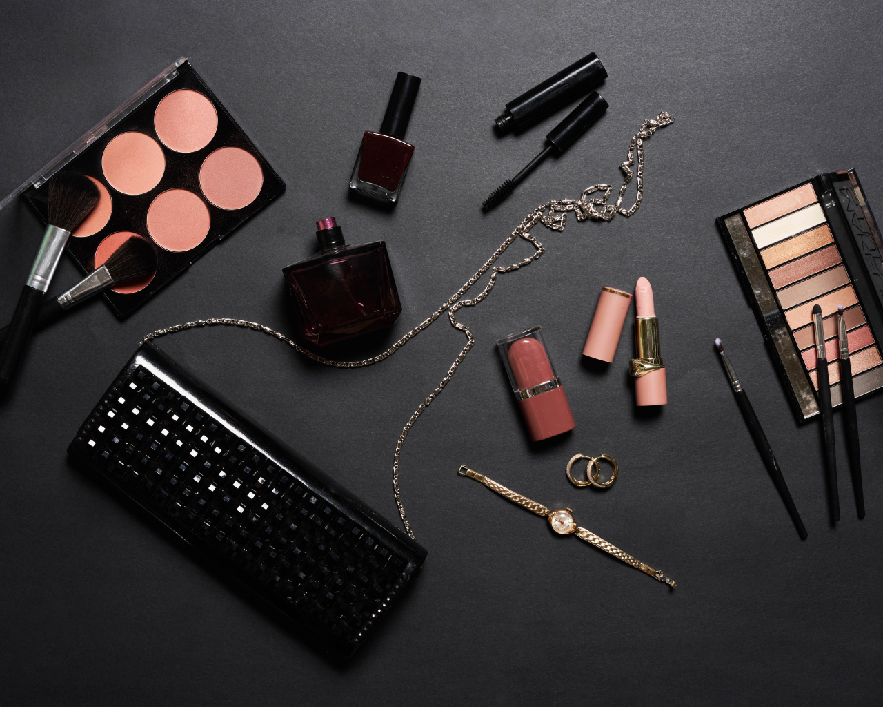 Набор косметики для девушки на сером фоне