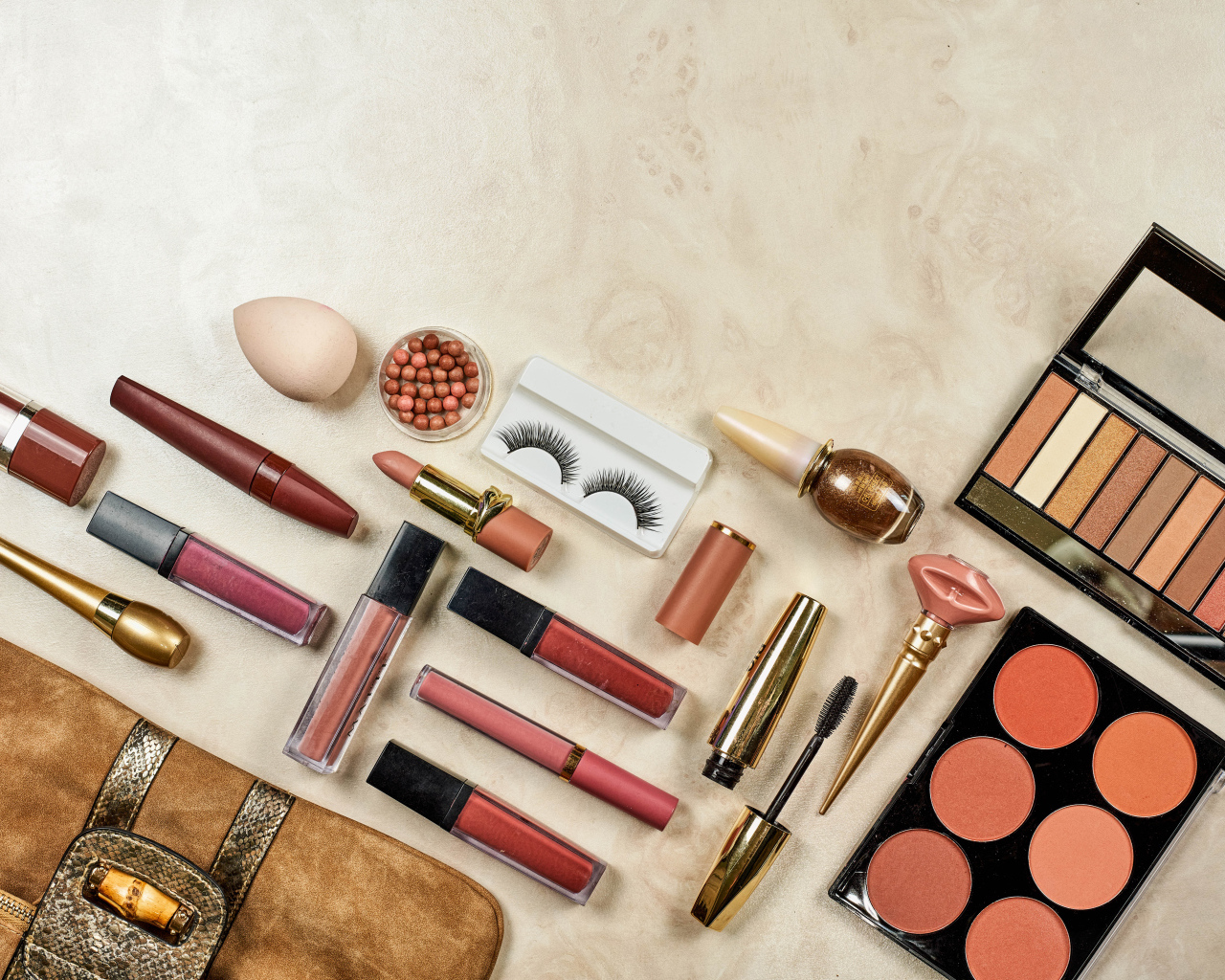 Набор косметики на столе 