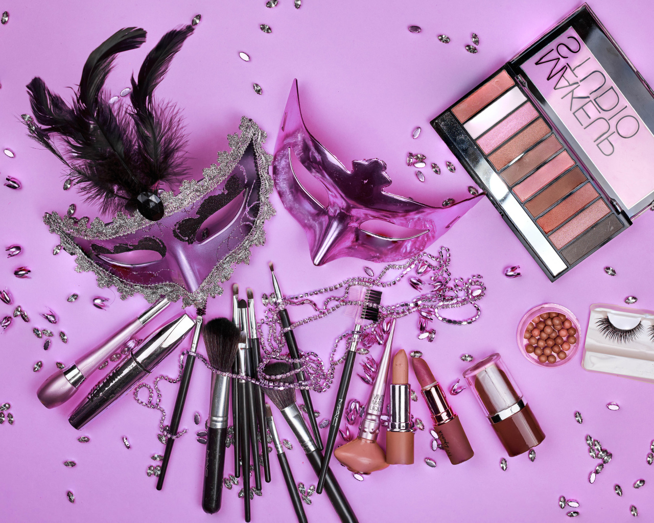 Набор косметики с масками на сиреневом фоне 