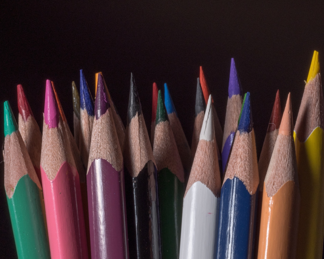 Острые разноцветные карандаши для рисования на черном фоне