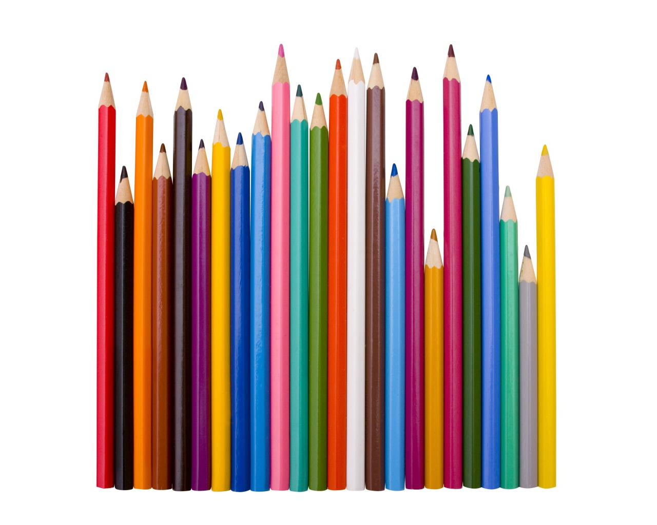 Острые разноцветные карандаши на белом фоне