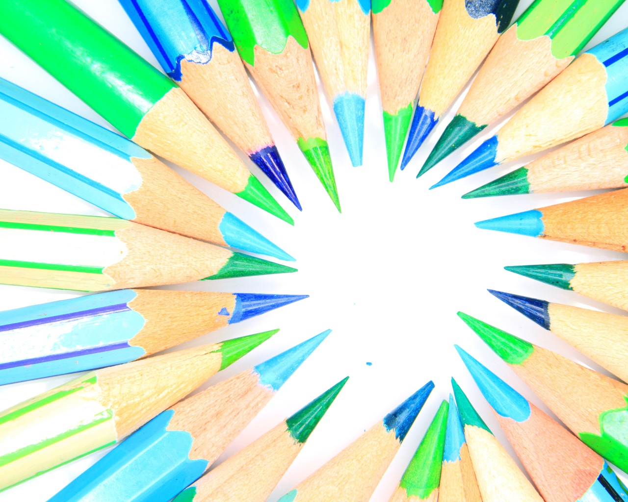 Острые карандаши для рисования на белом фоне