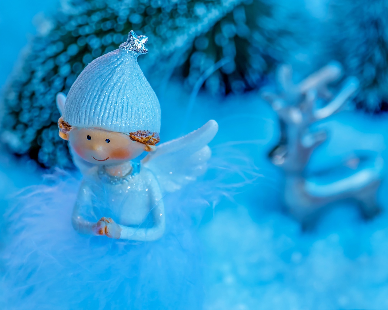 Маленькая фигурка ангел крупным планом 