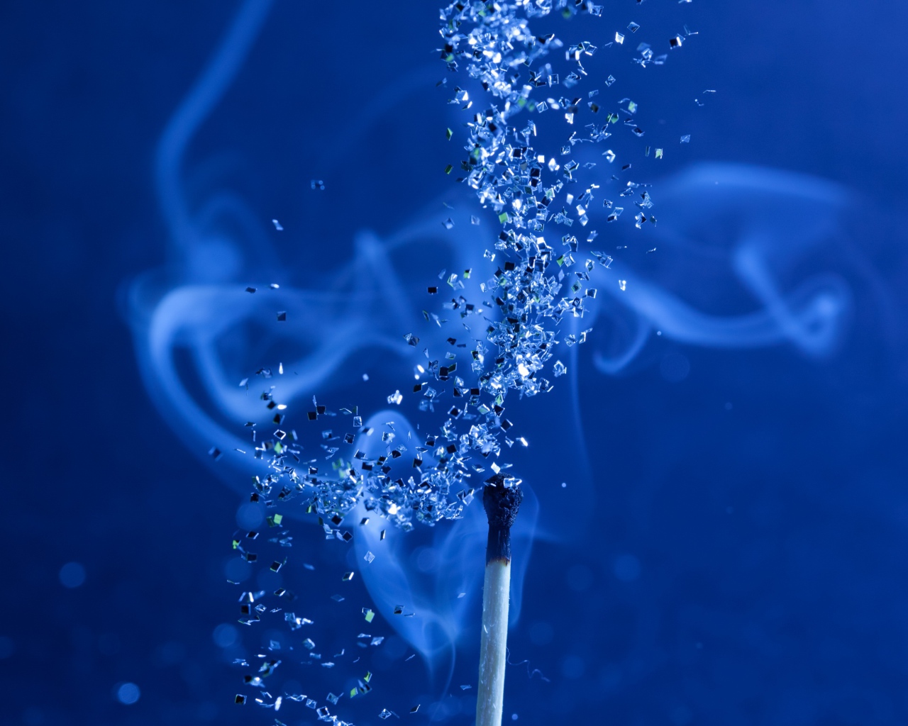 Спичка с блестками на голубом фоне