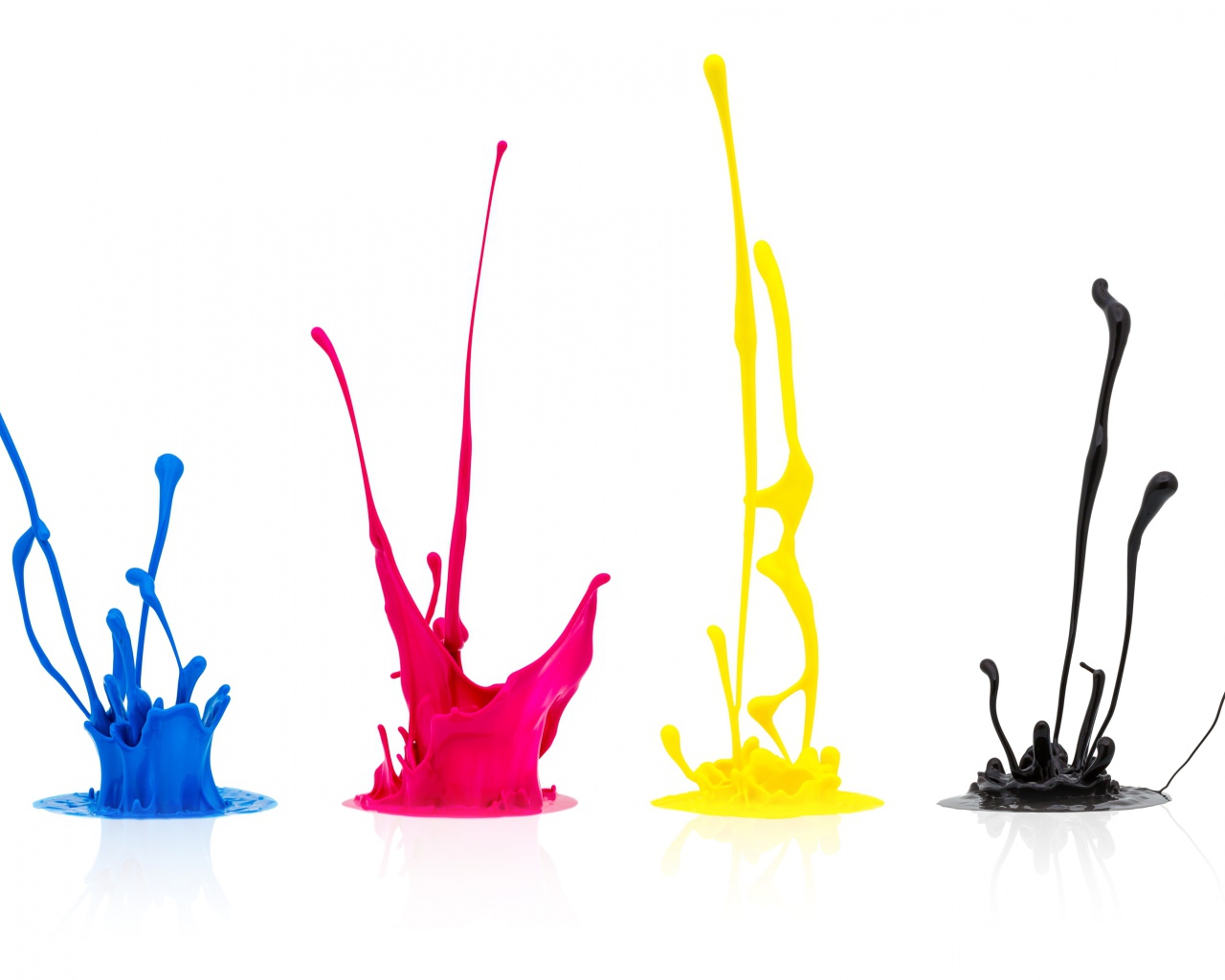 Брызги разноцветной краски на белом фоне