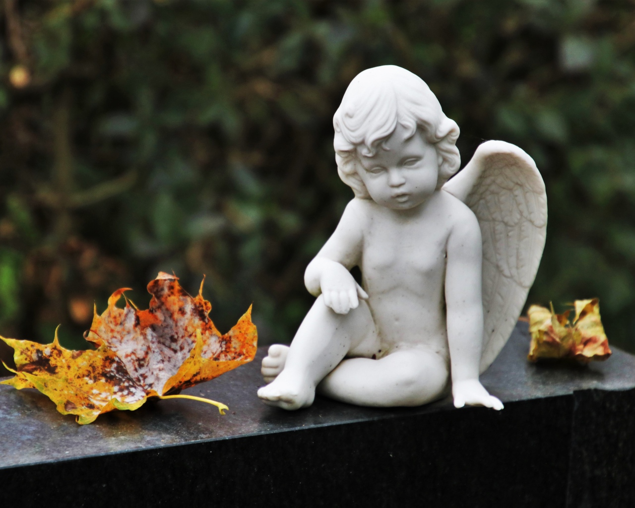 Статуэтка белого ангела с желтыми листьями