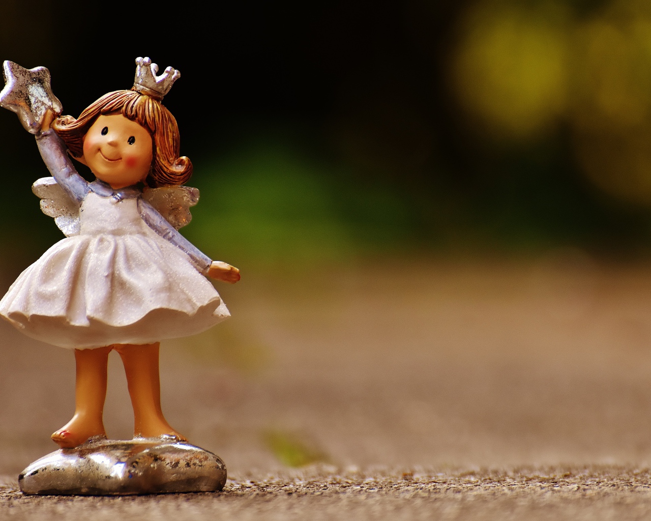 Статуэтка принцесса стоит на асфальте 
