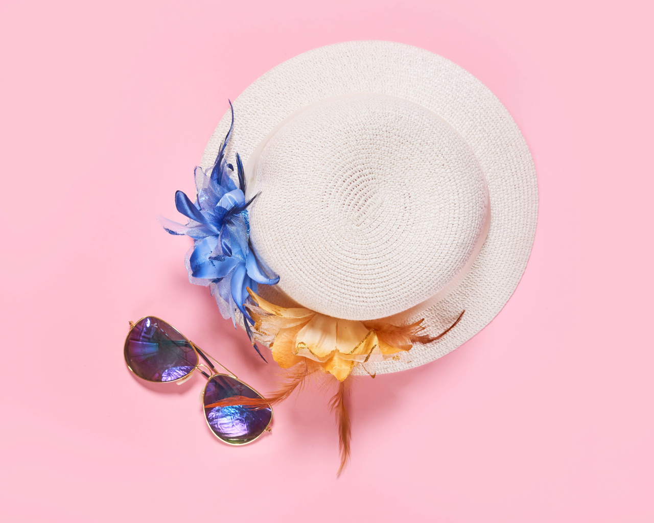 Соломенная шляпа с очками на розовом фоне 