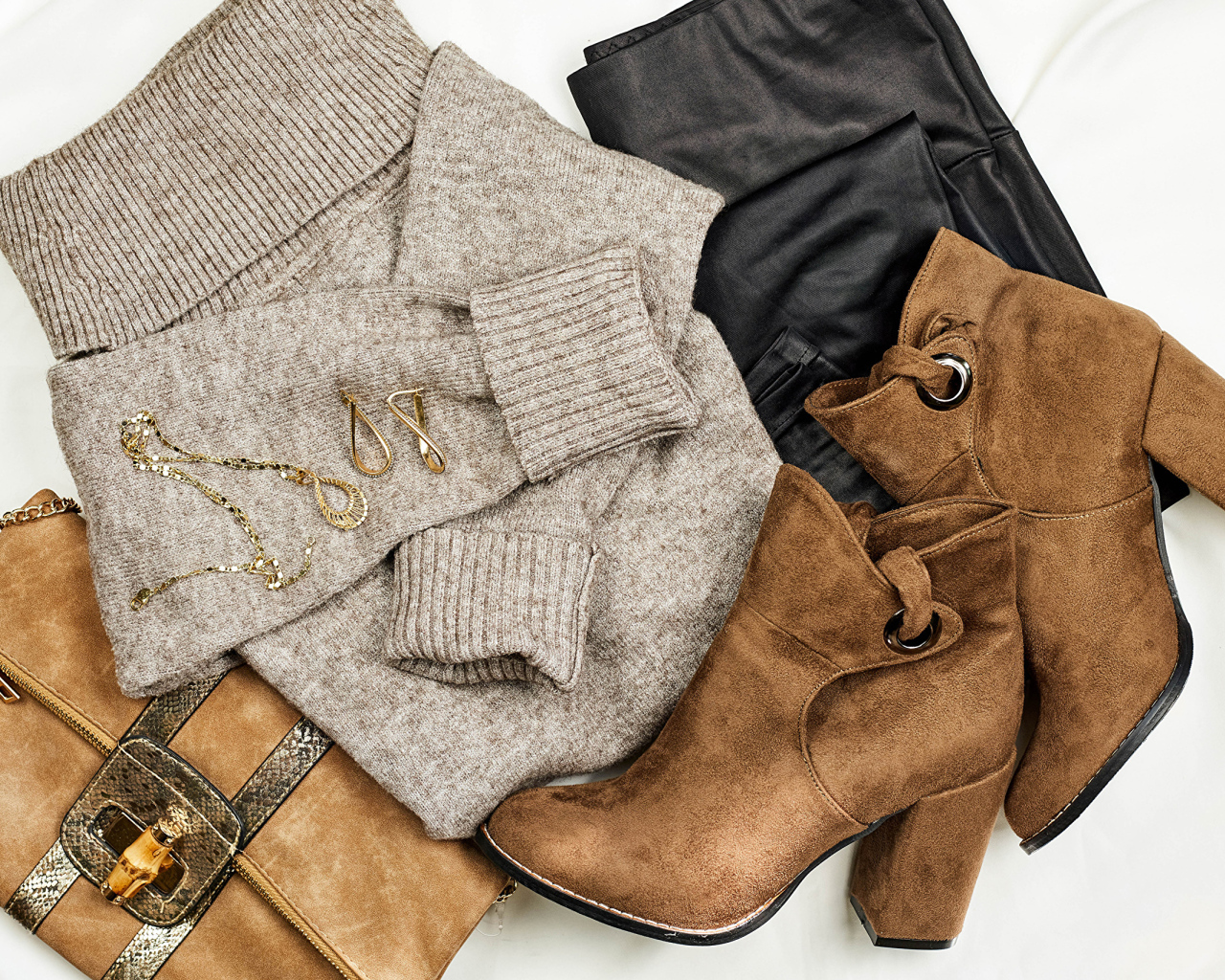 Свитер,сапоги и сумка на белом фоне