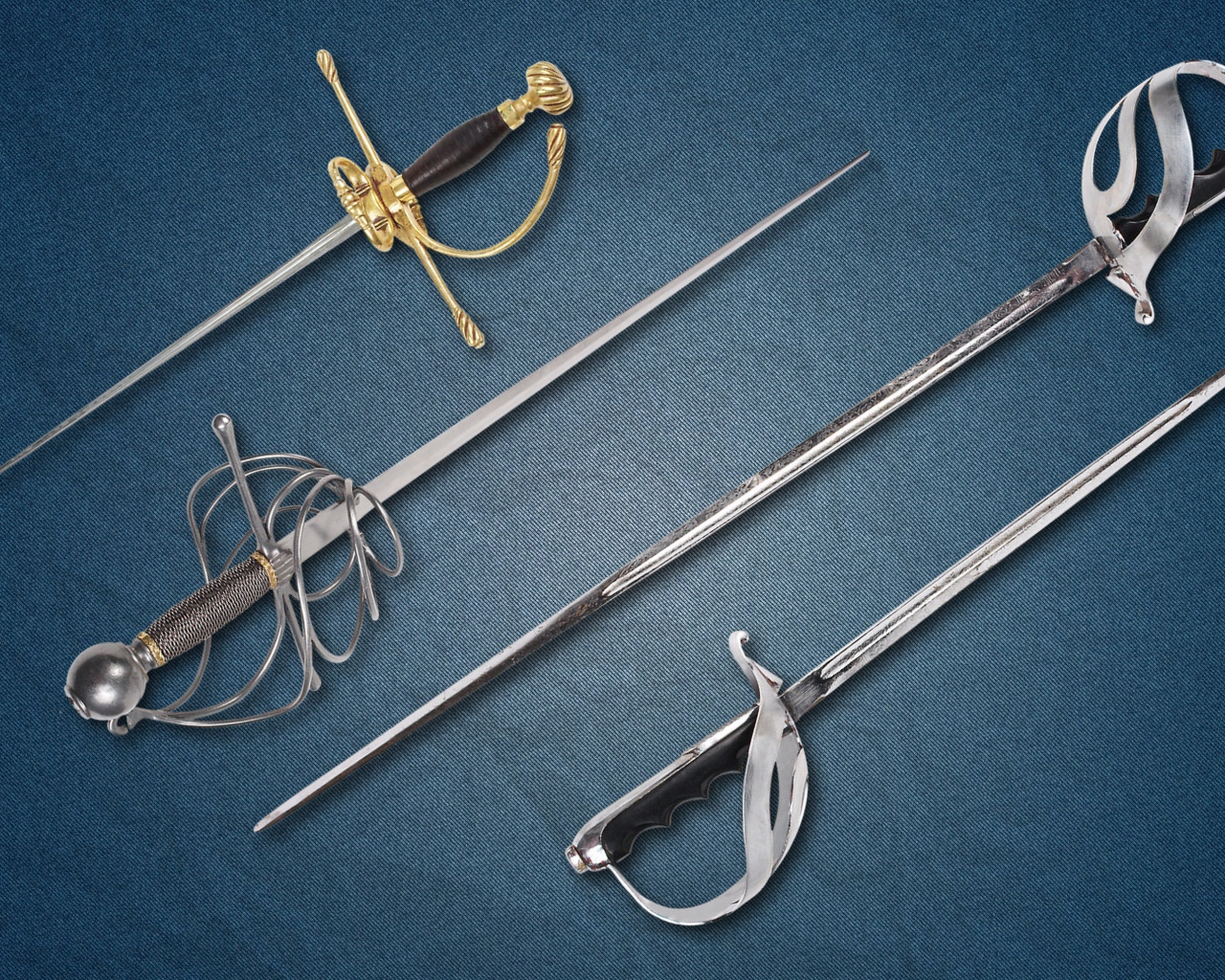 Шпаги и клинок на сером фоне