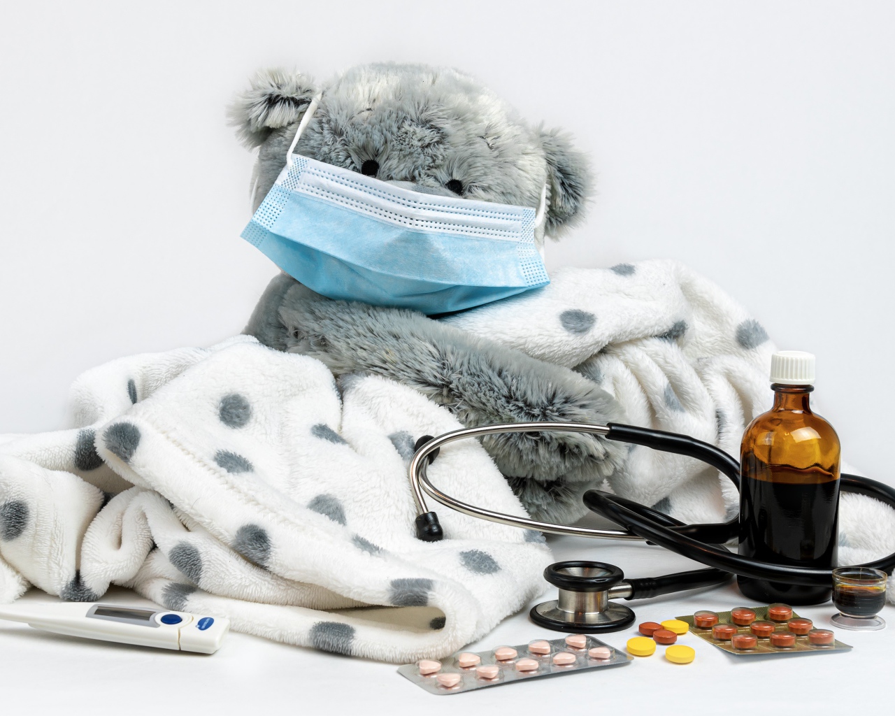 Плюшевый медведь в маске с таблетками