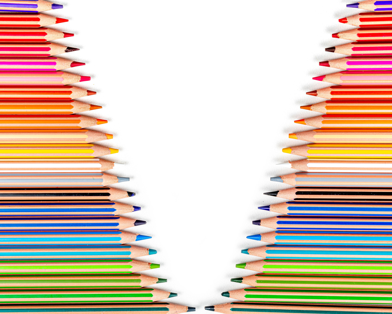 Края белого фона выложены карандашами 