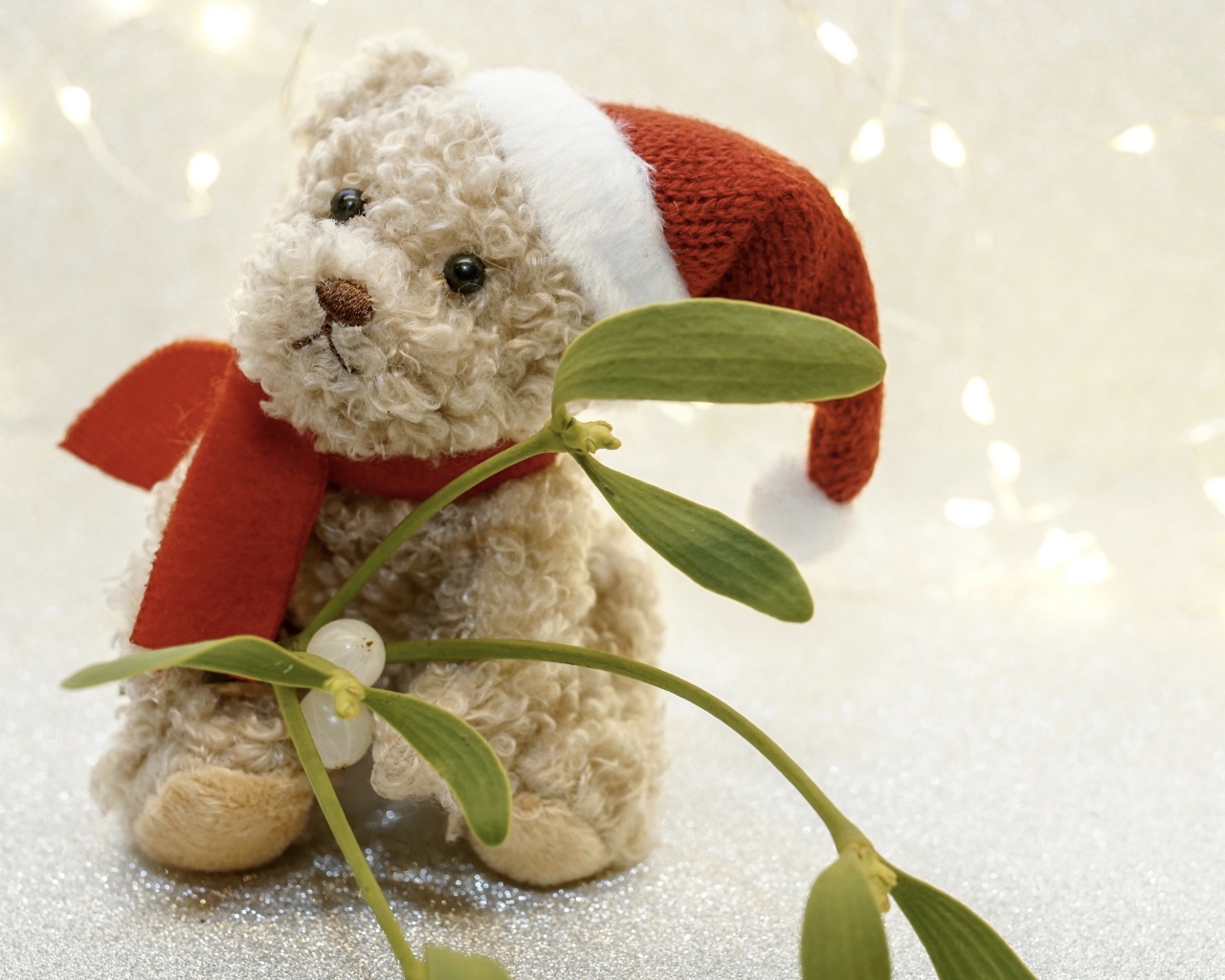 Игрушечный медведь с листьями