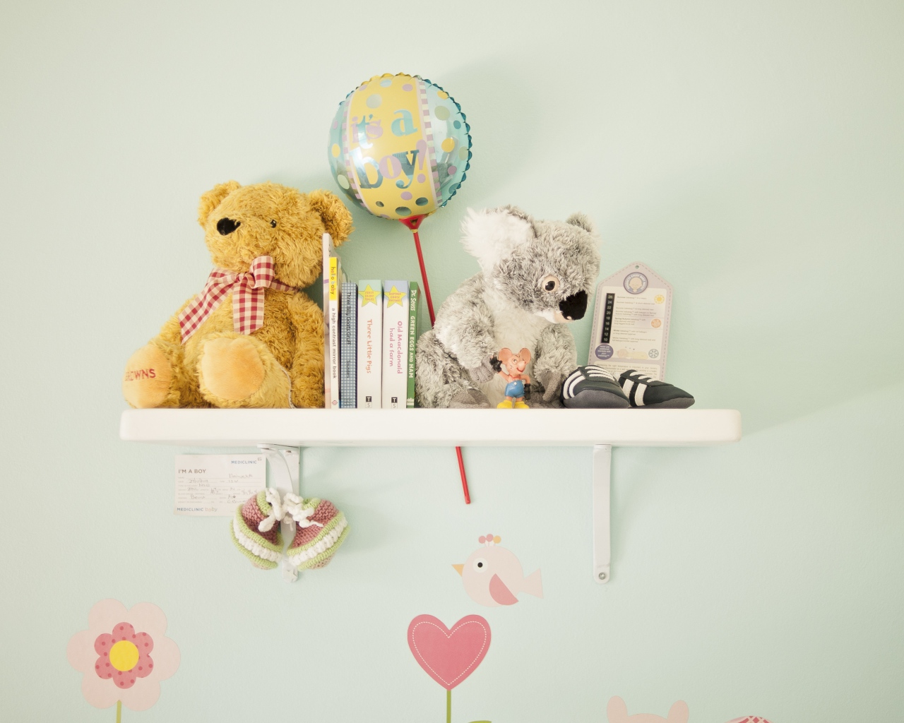 Игрушки на полке с книгами и шариком 