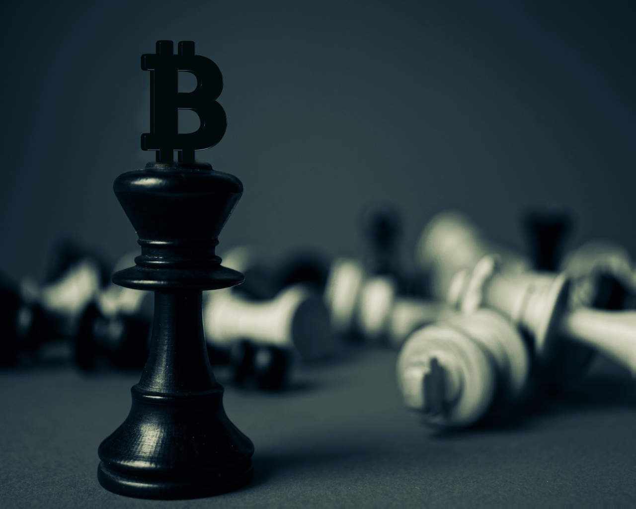 Деревянные шахматы биткоин на сером фоне 