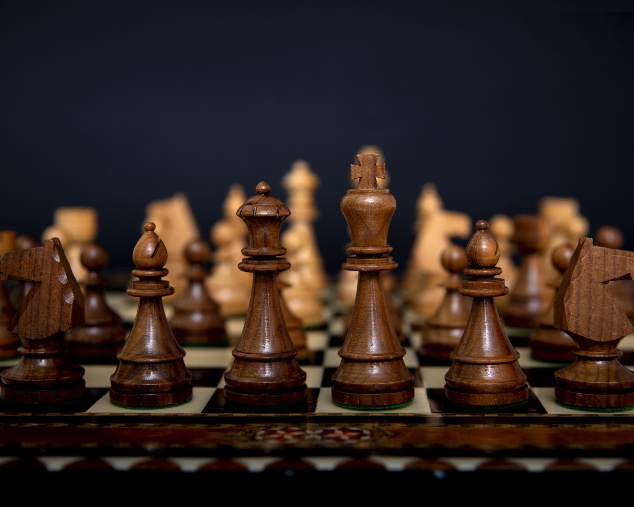 Деревянные дорогие шахматы на доске 