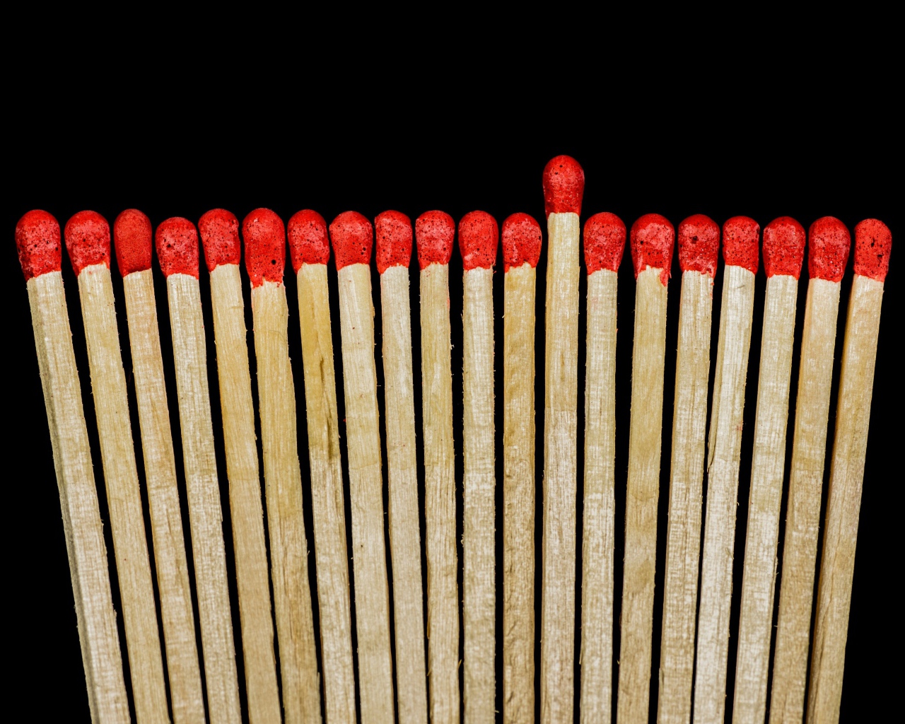 Деревянные спички с красной серой на черном фоне