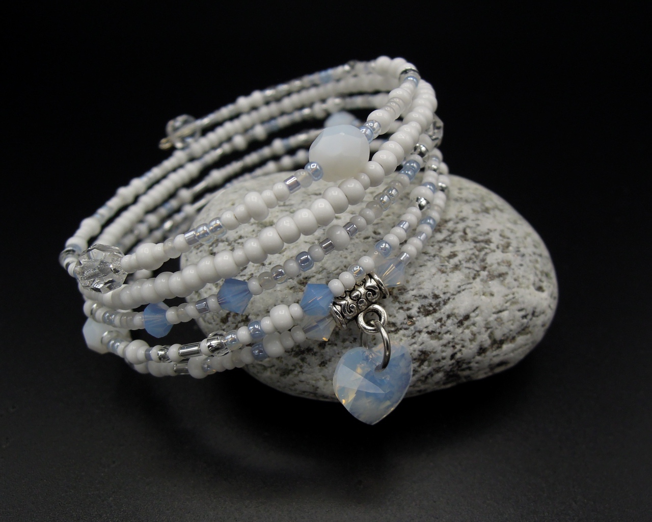 Браслет на руку с камнем на черном фоне