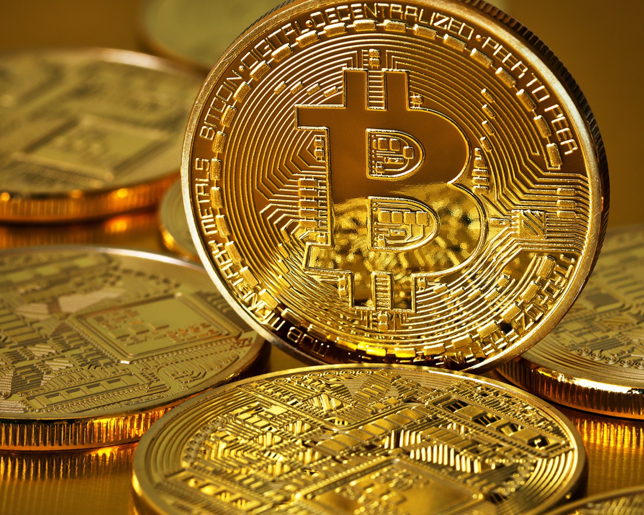 Большая  монета биткоин крупным планом