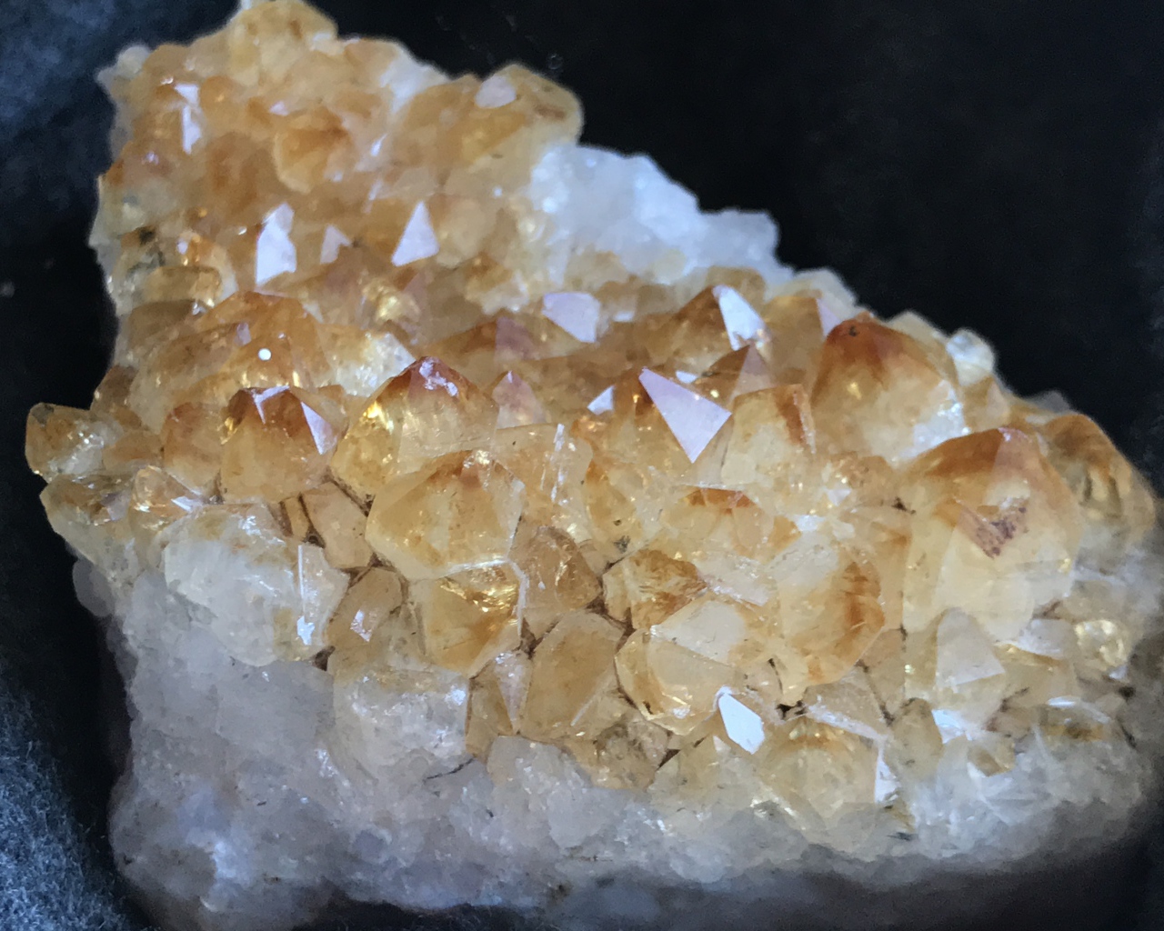 Кристаллы аметиста крупным планом