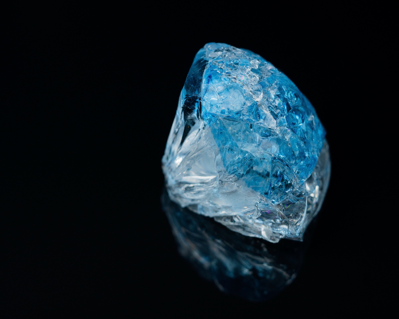 Голубой драгоценный камень на черном фоне