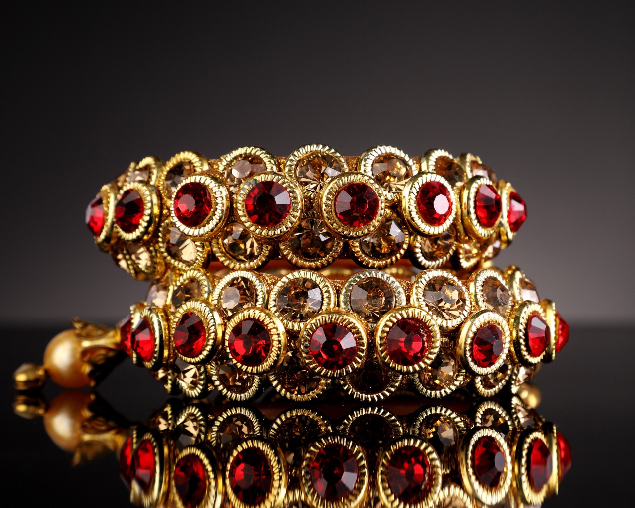 Золотое украшение с красным рубином