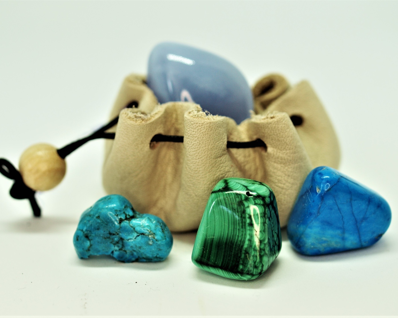 Натуральные камни бирюза на белом фоне