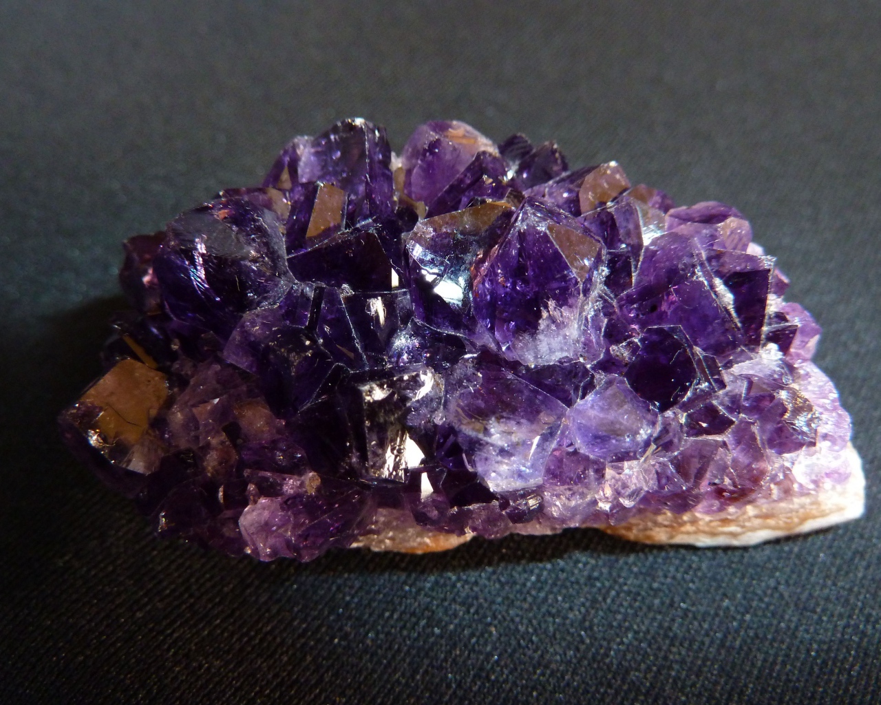 Фиолетовый драгоценный камень аметист