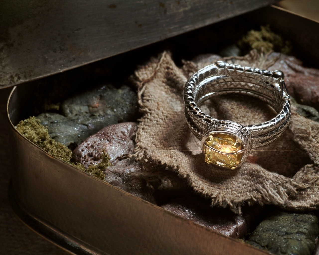 Серебряное кольцо с камнями в шкатулке