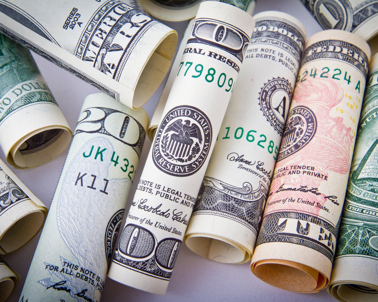 Доллары скрученные в трубочку на столе