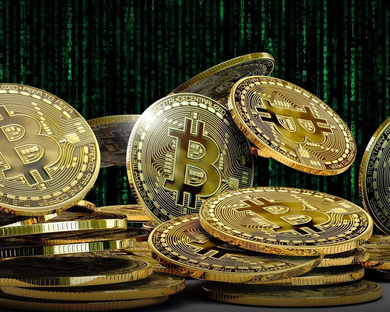 Много золотых монет биткоин  крупным планом
