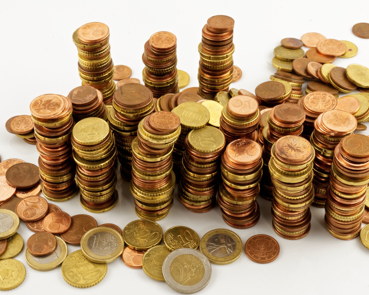 Много блестящих  монет евро на белом фоне