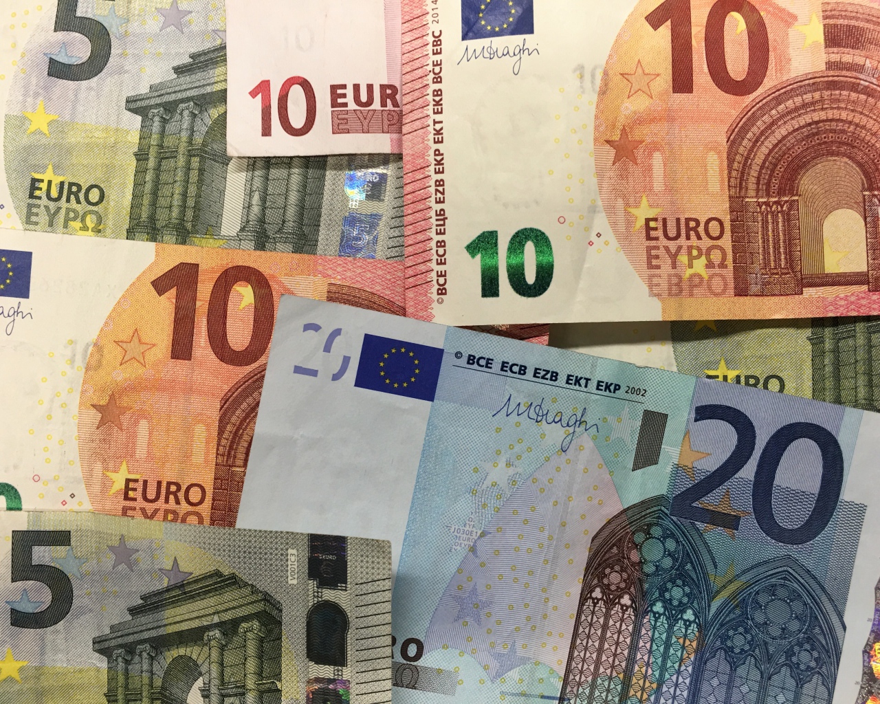 Разноцветные купюры евро крупным планом 