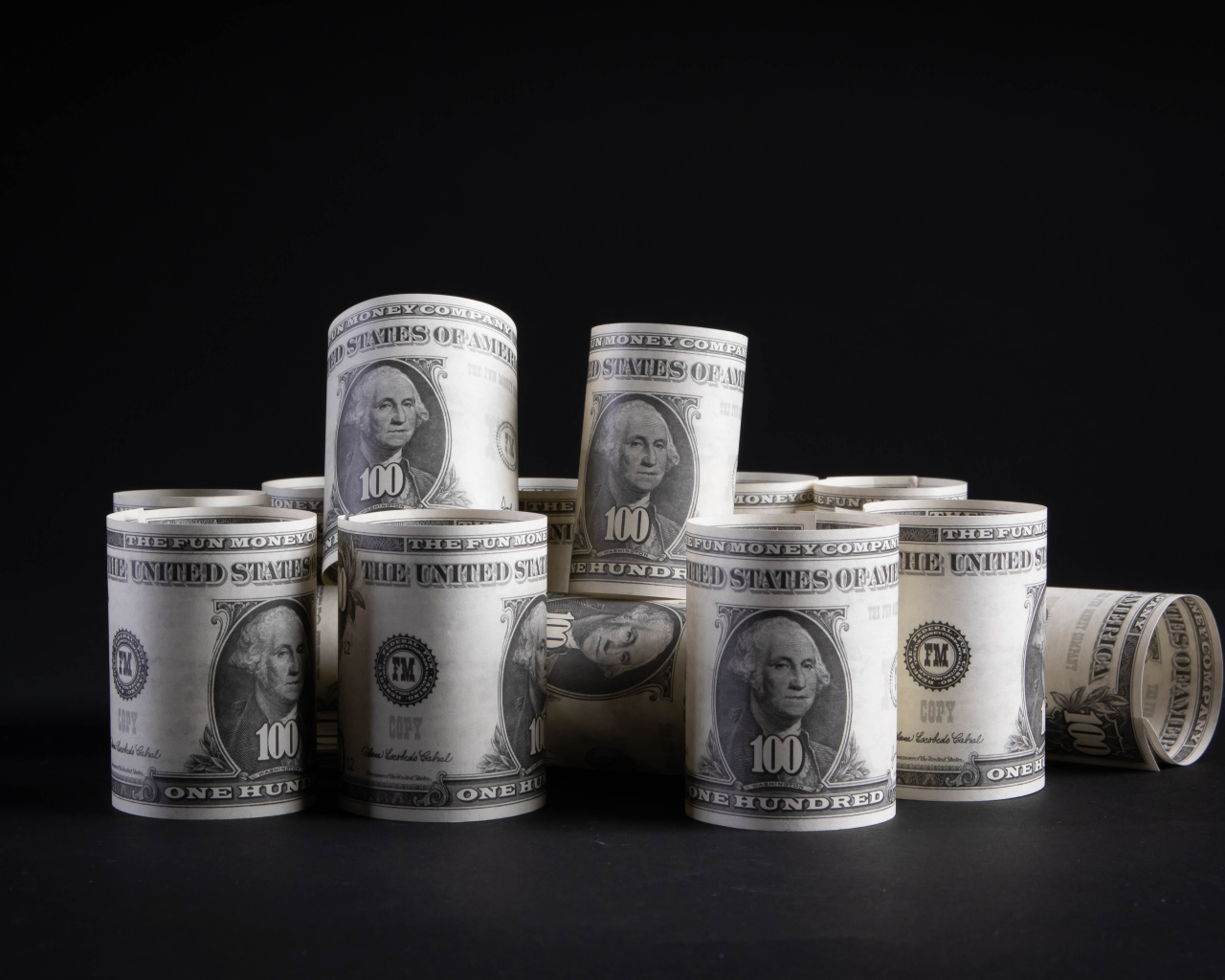 Банкноты сто долларов скручены в трубочки 