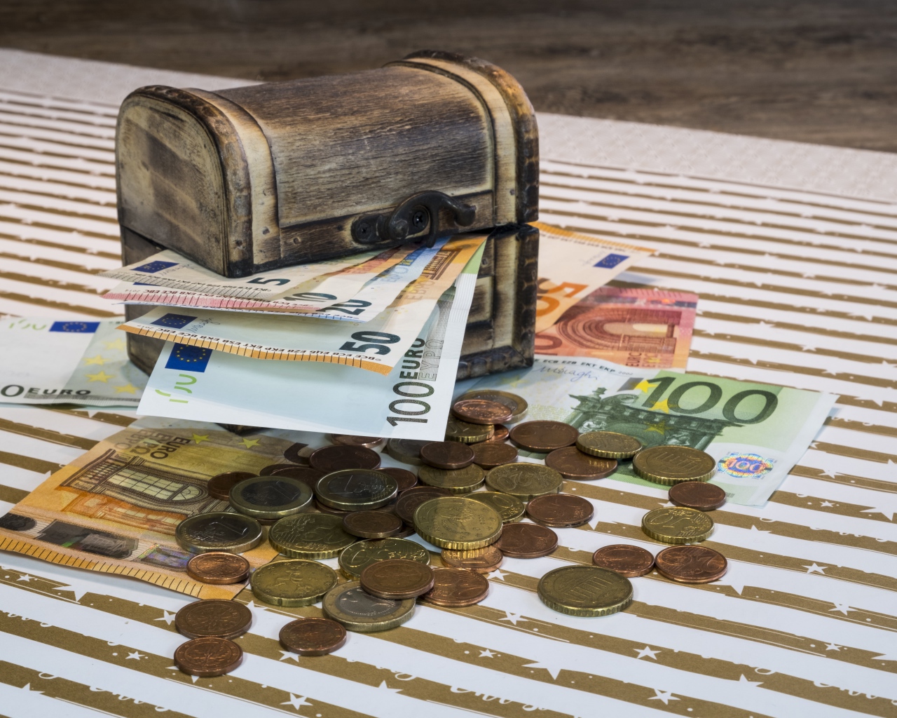 Деревянная шкатулка с бумажными купюрами евро и монетами